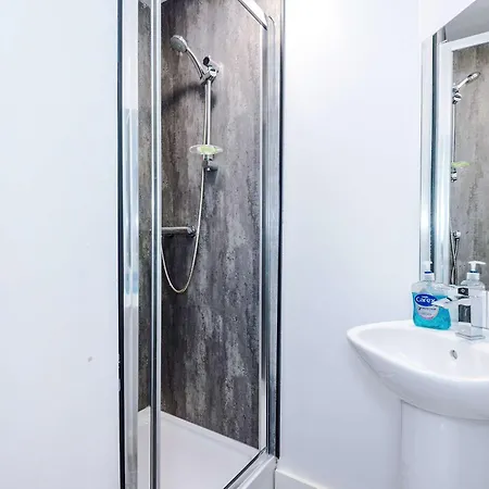 Bright & Comfy 4-bedroom House 10 Mins To By Rest&recharge 別荘 マンチェスター