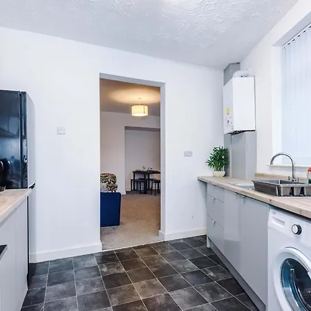 Bright & Comfy 4-bedroom House 10 Mins To By Rest&recharge 別荘 マンチェスター