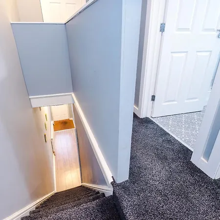 Bright & Comfy 4-bedroom House 10 Mins To By Rest&recharge