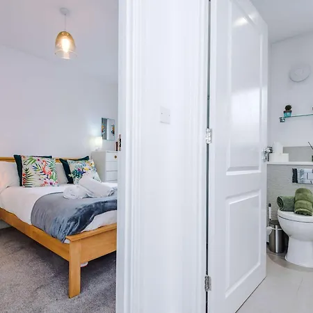 Spacious & Bright 2-bed By 53 Degrees Property, Perfect For Couples With Parking & Garden Vakantiehuis Manchester