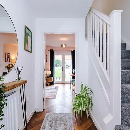 Spacious & Bright 2-bed By 53 Degrees Property, Perfect For Couples With Parking & Garden