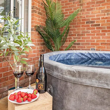 Chic Riverside Retreat Salford 4bd Free Parking Дом отдыха Манчестер