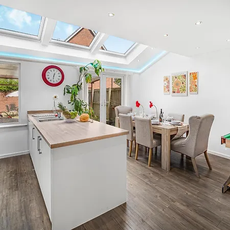 Chic Riverside Retreat Salford 4bd Free Parking