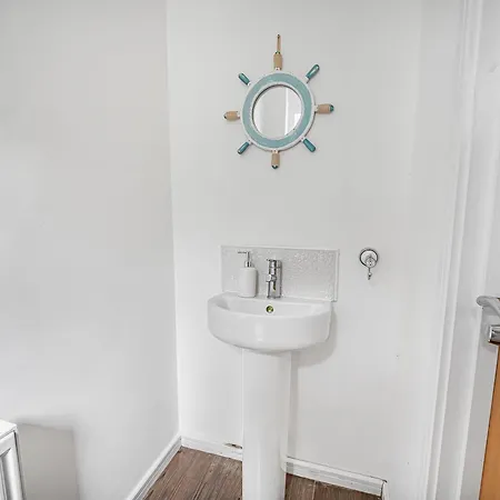 Дом отдыха Chic Riverside Retreat Salford 4bd Free Parking *