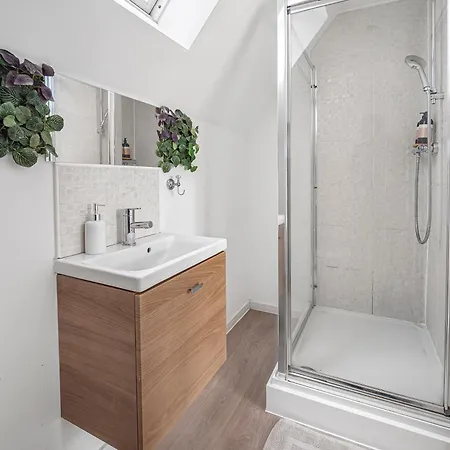 Дом отдыха Chic Riverside Retreat Salford 4bd Free Parking