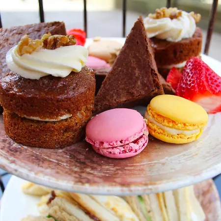 Mitre Centre מלון