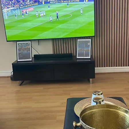 Stylish 2-bed Apartment, Near Old Trafford & Centre