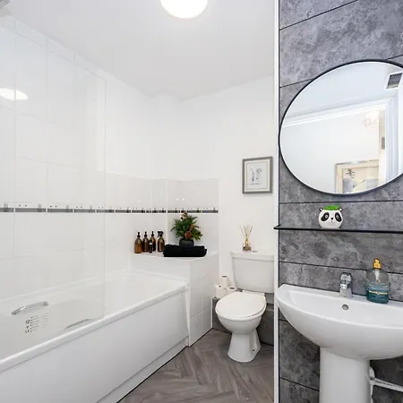 Cosy, 2 Bed Flat Parking * 맨체스터