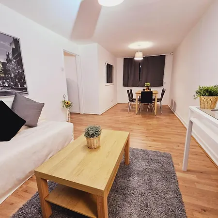 アパート 4 Bedroom Sleeps 11 Walk To Etihad *