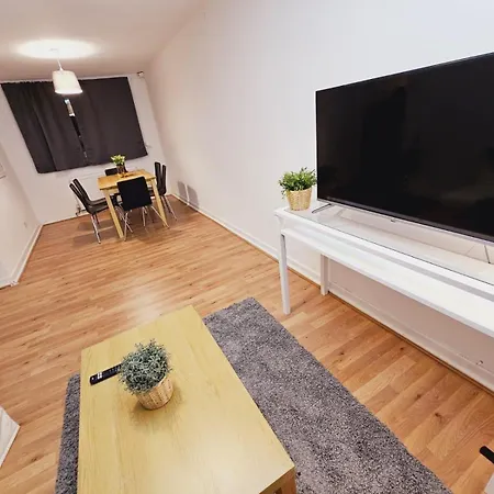 4 Bedroom Sleeps 11 Walk To Etihad * マンチェスター