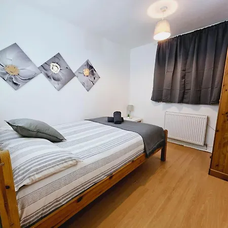 4 Bedroom Sleeps 11 Walk To Etihad マンチェスター