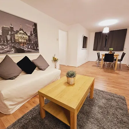 アパート 4 Bedroom Sleeps 11 Walk To Etihad マンチェスター