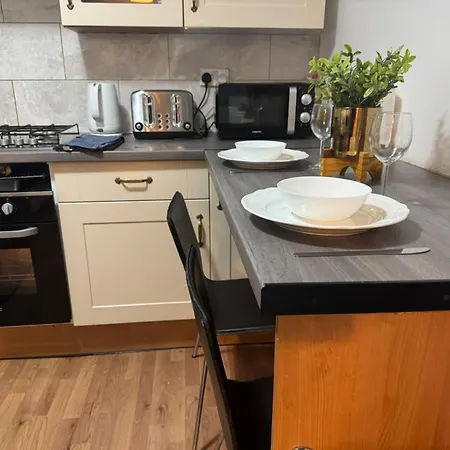 アパート 4 Bedroom Sleeps 11 Walk To Etihad