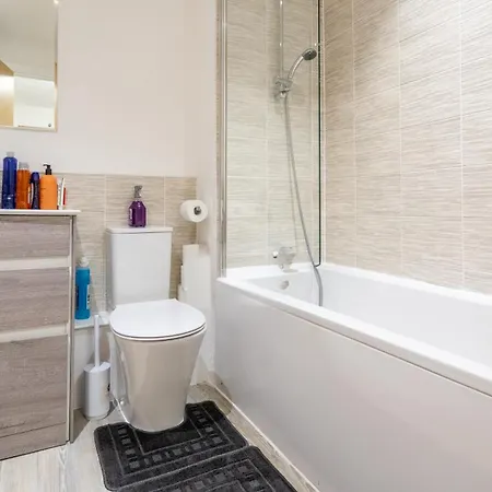 Вилла Mega7 Spacious 2bedroom Apartment, 2 Bathrooms, Balcony And Free Parking *