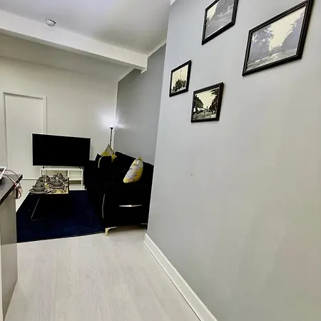 Bright, Modern & Comfortable 2-bedroom