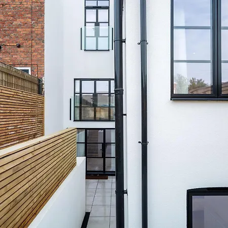 6-bedroom, 6-bathroom Contractor *