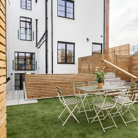 6-bedroom, 6-bathroom Contractor Holiday home Manchester