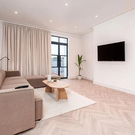 6-bedroom, 6-bathroom Contractor Holiday home