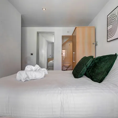 Pass The Keys Modern 2 Bed Centre Parking Apartment *