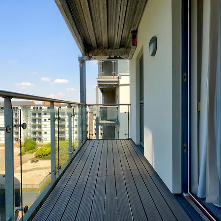 Pass The Keys Modern 2 Bed Centre Parking Apartment