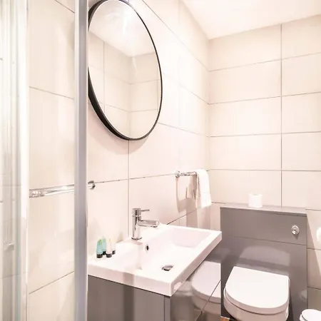 Apartment Lovely 2 Bedroom *