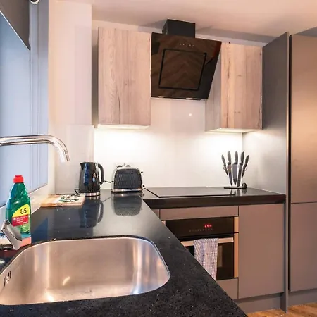 Lovely 2 Bedroom Apartment *