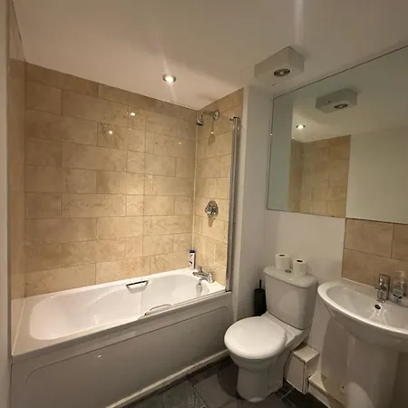 2 Bed Ensuite With Balcony And Free Onsite Secure Parking דירה מנצ'סטר