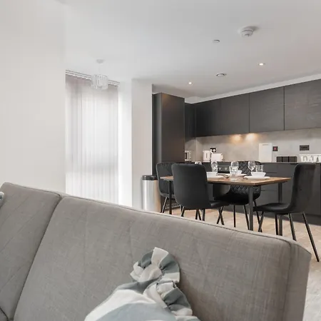 Pristine Old Trafford & Centre 2bd 2bt - Balcony