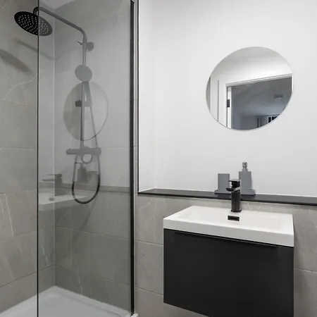 Pristine Old Trafford & Centre 2bd 2bt - Balcony