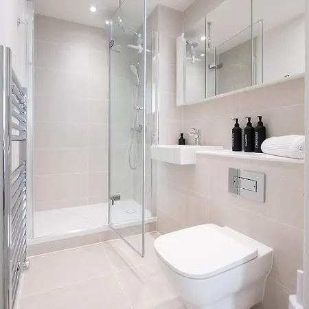 Stylish 2 Bdr By Torr Group Short Lets & Serviced With Free Wifi Appartamento
