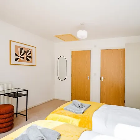 Stylish 4 Bedroom With Wifi, Free Parking And Close To Old Trafford 曼彻斯特