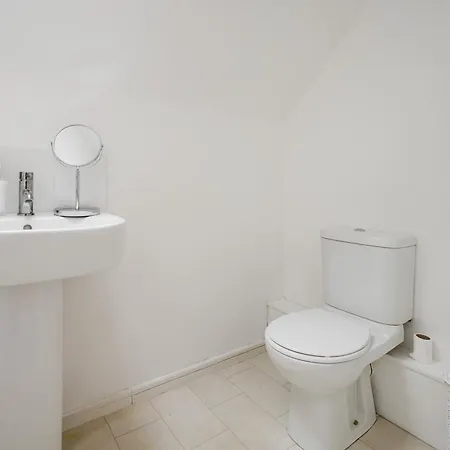 Stylish 4 Bedroom With Wifi, Free Parking And Close To Old Trafford 曼彻斯特