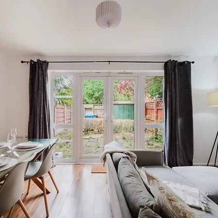 Stylish 4 Bedroom With Wifi, Free Parking And Close To Old Trafford 曼彻斯特