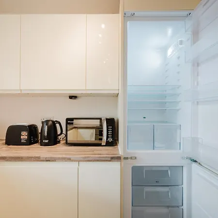 Stylish 4 Bedroom With Wifi, Free Parking And Close To Old Trafford 公寓 *
