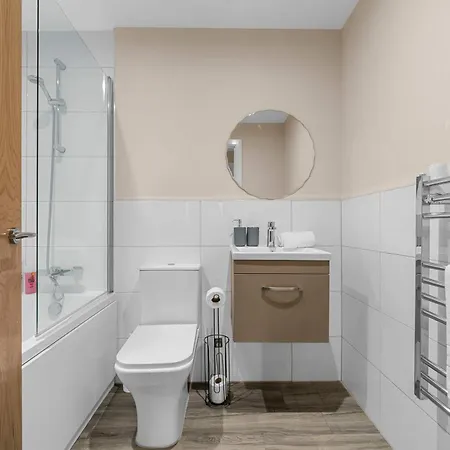 2 Bed Centre Flat Balcony Free Parking * 맨체스터