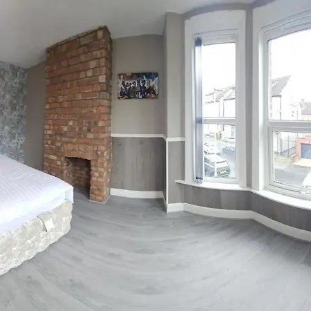 Full With Free Parking In Moss Bank Near Cheetham Hill, Crumpsall, Сasa de vacaciones *