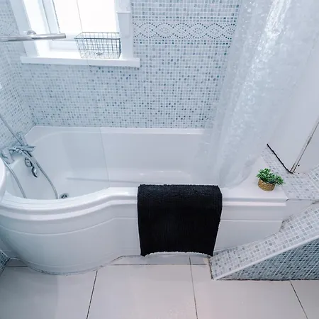 Driveway Stunning 3bedroom In Withington