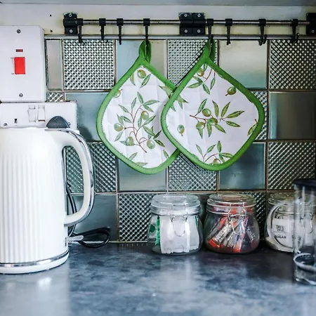 Driveway Stunning 3bedroom In Withington Manchester