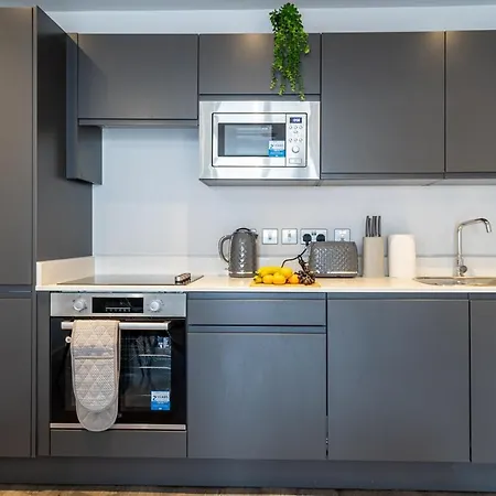 Centre , Old Trafford , Gym Apartment *