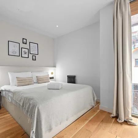 Stunning Luxury Townhouse In Centre Of Semesterbostad