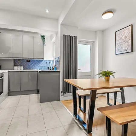 Modern Centre Townhouse Sleeps 10 & Parking