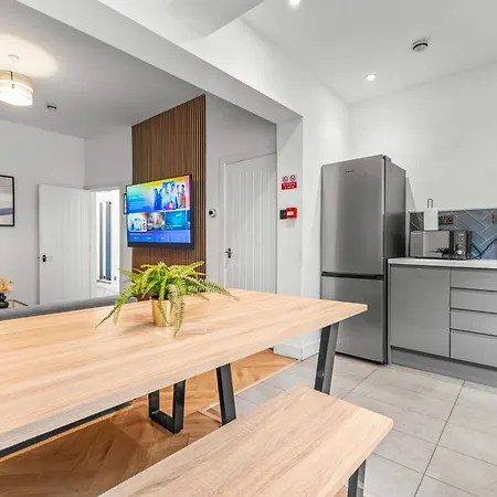 Semesterbostad Modern Centre Townhouse Sleeps 10 & Parking