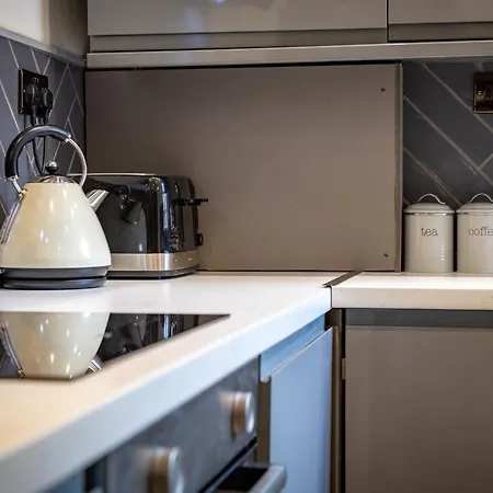 Modern Centre Townhouse Sleeps 10 & Parking Μάντσεστερ