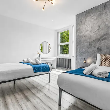 Modern Centre Townhouse Sleeps 10 & Parking Μάντσεστερ