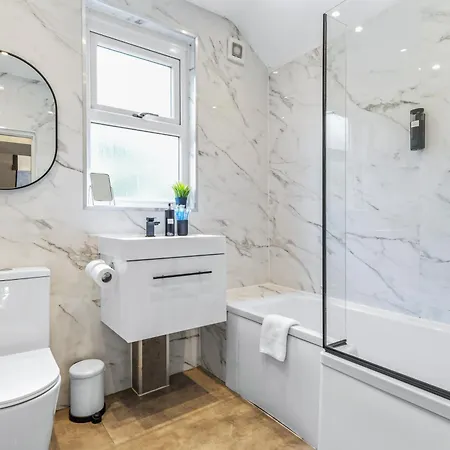 Modern Centre Townhouse Sleeps 10 & Parking * Μάντσεστερ