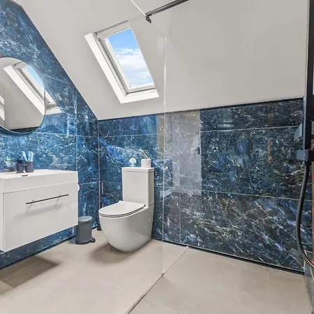 Semesterbostad Modern Centre Townhouse Sleeps 10 & Parking *