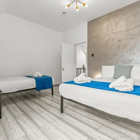 Modern Centre Townhouse Sleeps 10 & Parking Μάντσεστερ