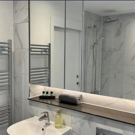 Luxury With Free Parking Apartmán *