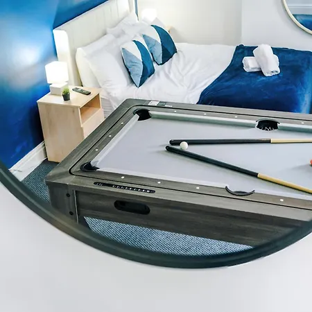 Holiday home New Large 4 Bedroom House, Sleeps 9, Games Room, Free Parking, Ps4 *