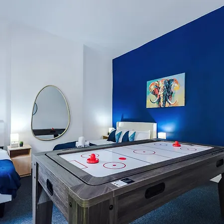 New Large 4 Bedroom House, Sleeps 9, Games Room, Free Parking, Ps4 * Manchester